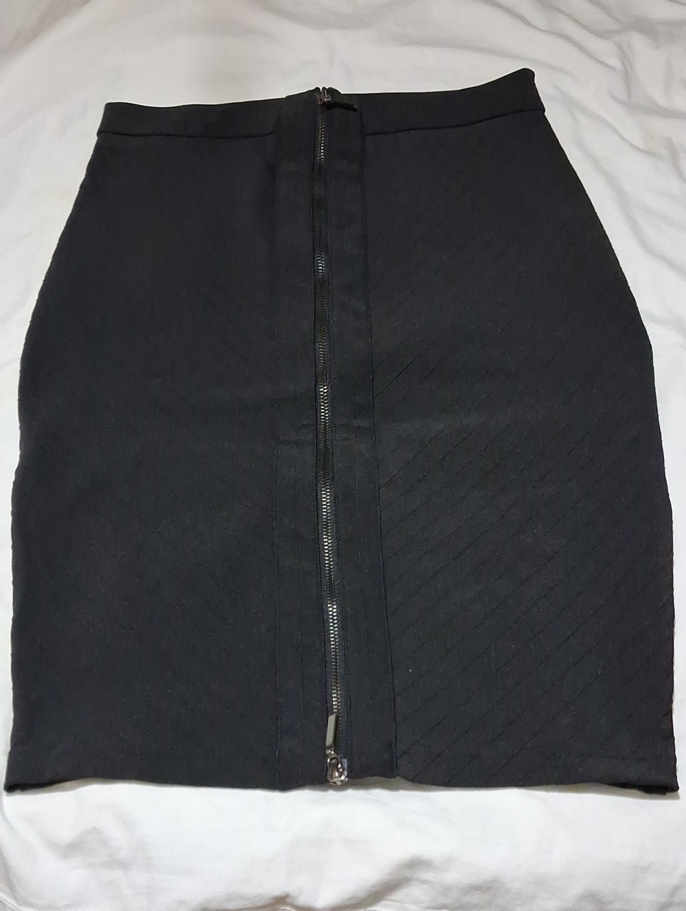 Black Front-Zip Women's Fashion House Skirt 30in Waist 36in Hips